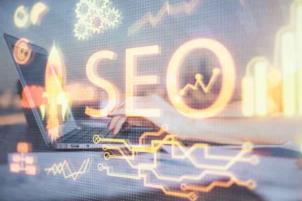 Человек печатает на ноутбуке с наложенной графикой, связанной с SEO, подчеркивая влияние веб-сайтов YMYL на SEO.